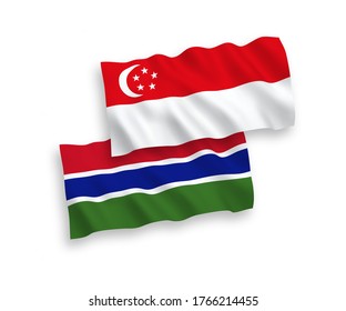 Banderas de olas de tela vectorial nacional de la República de Gambia y Singapur aisladas en fondo blanco. de 1 a 2.