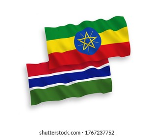 Banderas de olas de tela vectorial nacional de la República de Gambia y Etiopía aisladas en fondo blanco. de 1 a 2.