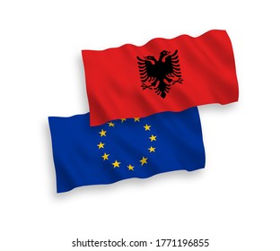 Banderas de olas de tela vectorial nacionales de la Unión Europea y Albania aisladas en fondo blanco. de 1 a 2.