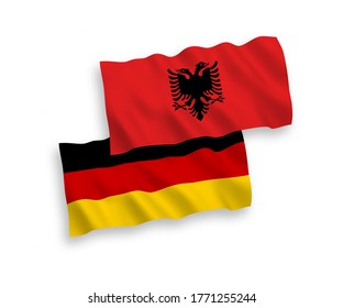 Banderas de ondas de tela vectorial nacionales de Alemania y Albania aisladas en fondo blanco. de 1 a 2.