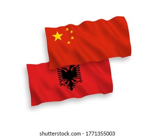 Banderas de olas de tejido vectorial nacional de Albania y China aisladas en fondo blanco de 1 a 2 proporción.
