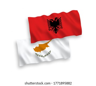 Banderas de olas de tela vectorial nacional de Chipre y Albania aisladas en fondo blanco. de 1 a 2.