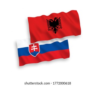 Banderas de olas de tela vectorial nacional de Eslovaquia y Albania aisladas en fondo blanco. de 1 a 2.