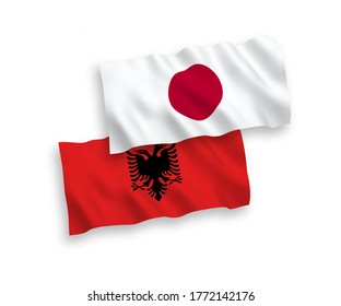 Banderas de olas de tela vectorial nacional de Japón y Albania aisladas en fondo blanco. de 1 a 2.