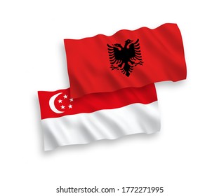Banderas de olas de tela vectorial nacional de Albania y Singapur aisladas en fondo blanco. de 1 a 2.