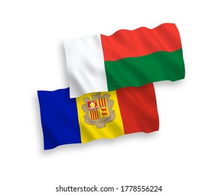 Banderas de ondulación de tela vectorial nacional de Andorra y Madagascar aisladas en fondo blanco. de 1 a 2.