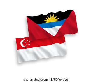 Nationale Vektor-Wellen-Flaggen von Antigua und Barbuda und Singapur einzeln auf weißem Hintergrund. 1 bis 2 %.