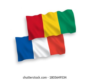 Banderas de ondulación de tela vectorial nacional de Francia y Guinea aisladas en fondo blanco. de 1 a 2.