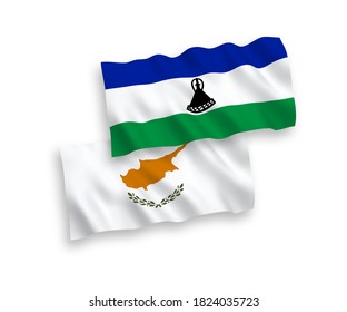 Banderas de olas de tela vectorial nacional de Chipre y Lesotho aisladas en fondo blanco. de 1 a 2.