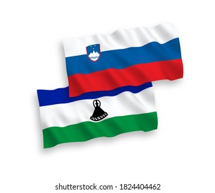 Banderas de ondulación de tela vectorial nacional de Eslovenia y Lesotho aisladas de fondo blanco. de 1 a 2.