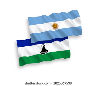 Banderas de ondulación de tela vectorial nacional de Lesotho y Argentina aisladas en fondo blanco. de 1 a 2.