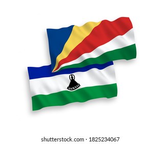 Banderas de ondulación de tela vectorial nacional de Lesotho y Seychelles aisladas en fondo blanco. de 1 a 2.