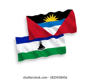 Nationale Vektor-Wellen-Flaggen von Lesotho und Antigua und Barbuda einzeln auf weißem Hintergrund. 1 bis 2 %.