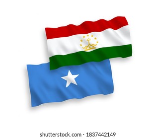 Banderas de olas de tela vectorial nacional de Tayikistán y Somalia aisladas en fondo blanco. de 1 a 2.