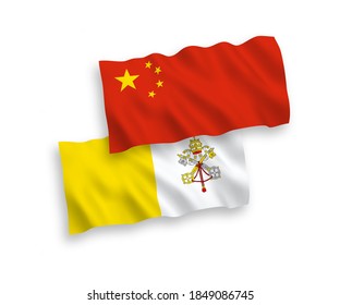 Banderas de olas de tela vectorial nacional del Vaticano y China aisladas en fondo blanco de 1 a 2 proporción.