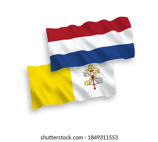 Banderas onduladas de tela vectorial nacional del Vaticano y los Países Bajos aisladas en fondo blanco. de 1 a 2.