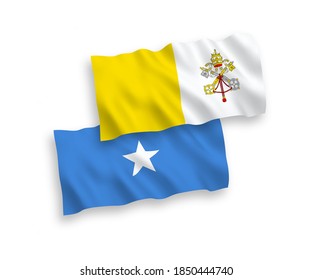 Banderas de olas de tela vectorial nacional del Vaticano y Somalia aisladas en fondo blanco. de 1 a 2.