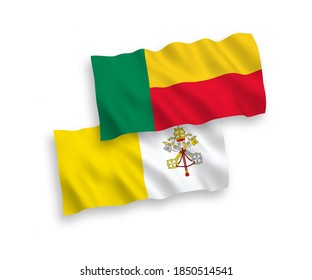 Nationale Vektorgrafik-Wellenflags von Vatikan und Benin einzeln auf weißem Hintergrund. 1 bis 2 %.