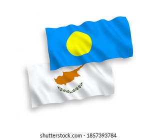 Nationale Vektor-Wellen-Flaggen von Zypern und Palau einzeln auf weißem Hintergrund. 1 bis 2 %.
