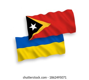 Nationale Vektor-Wellen-Flaggen von Osttimor und der Ukraine einzeln auf weißem Hintergrund. 1 bis 2 %.