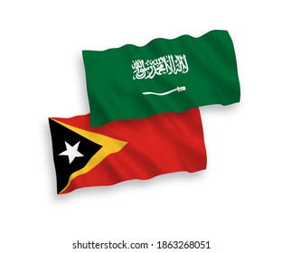 Banderas de olas de tela vectorial nacional de Arabia Saudita y Timor Oriental aisladas en fondo blanco. de 1 a 2.