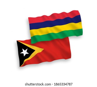 Banderas de olas de tela vectorial nacional de Timor Oriental y la República de Mauricio aisladas en fondo blanco. de 1 a 2.
