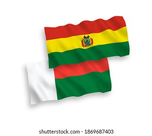 Banderas de olas de tela vectorial nacional de Bolivia y Madagascar aisladas en fondo blanco. de 1 a 2.