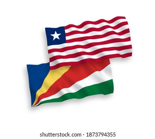 Nationale Vektor-Wellen-Flaggen von Liberia und den Seychellen einzeln auf weißem Hintergrund. 1 bis 2 %.