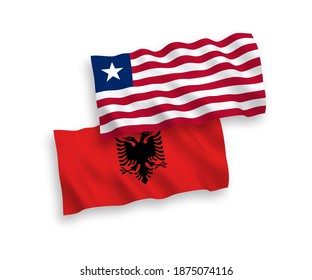Banderas de olas de tela vectorial nacionales de Liberia y Albania aisladas en fondo blanco. de 1 a 2.