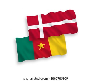 Nationale Vektor-Wellen-Flaggen von Dänemark und Kamerun einzeln auf weißem Hintergrund. 1 bis 2 %.
