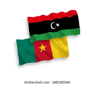 Banderas de ondulación de tela vectorial nacional de Camerún y Libia aisladas en fondo blanco. de 1 a 2.