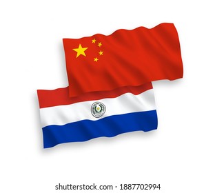 Banderas de olas de tela vectorial nacional de Paraguay y China aisladas en fondo blanco de 1 a 2 proporción.