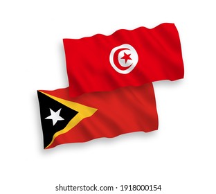 Banderas de olas de tela vectorial nacional de la República de Túnez y Timor Oriental aisladas en fondo blanco. de 1 a 2.