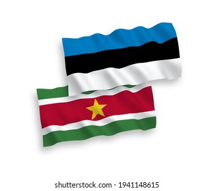 Banderas de ondulación de tela vectorial nacional de Estonia y la República de Suriname aisladas de fondo blanco. de 1 a 2.
