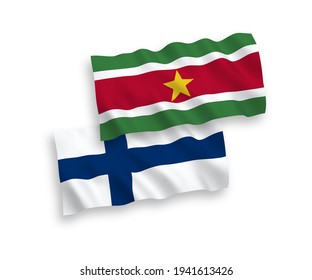 Banderas de olas de tela vectorial nacionales de Finlandia y la República de Suriname aisladas en fondo blanco. de 1 a 2.