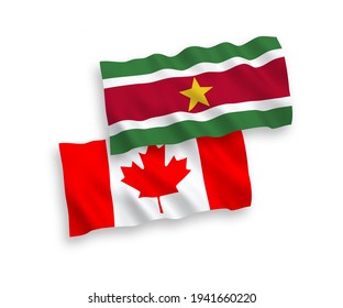 Nationale Vektor-Wellen-Flaggen Kanadas und der Republik Suriname einzeln auf weißem Hintergrund. 1 bis 2 %.