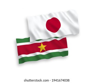 Banderas de ondulación de tela vectorial nacional del Japón y la República de Suriname aisladas de fondo blanco. de 1 a 2.