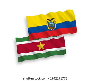 Banderas de olas de tela vectorial nacional de la República de Suriname y el Ecuador aisladas en fondo blanco. de 1 a 2.