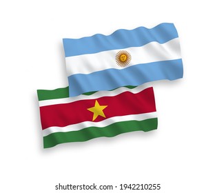 Nationale Vektor-Wellen-Flaggen der Republik Suriname und Argentinien einzeln auf weißem Hintergrund. 1 bis 2 %.