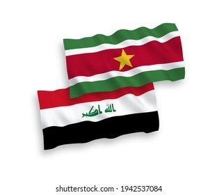 Banderas de olas de tela vectorial nacional de la República de Suriname y el Iraq aisladas en fondo blanco. de 1 a 2.