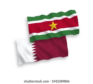 Banderas de olas de tela vectorial nacional de la República de Suriname y Qatar aisladas en fondo blanco. de 1 a 2.