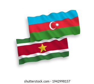 Nationale Vektor-Wellen-Flaggen der Republik Suriname und Aserbaidschan einzeln auf weißem Hintergrund. 1 bis 2 %.
