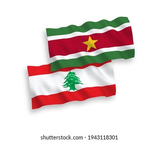 Banderas de olas de tela vectorial nacional de la República de Suriname y el Líbano aisladas en fondo blanco. de 1 a 2.
