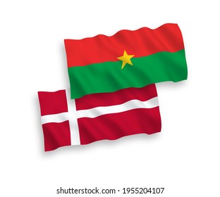 Banderas de ondulación de tela vectorial nacional de Dinamarca y Burkina Faso aisladas en fondo blanco. de 1 a 2.