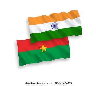 Nationale Vektor-Wellen-Flaggen von Indien und Burkina Faso einzeln auf weißem Hintergrund. 1 bis 2 %.