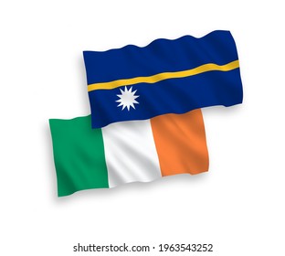 Banderas de olas de tela vectorial nacional de Irlanda y la República de Nauru aisladas en fondo blanco. de 1 a 2.