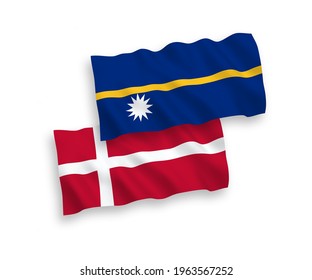 Banderas de olas de tela vectorial nacional de Dinamarca y la República de Nauru aisladas en fondo blanco. de 1 a 2.