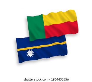 Banderas de olas de tela vectorial nacional de la República de Nauru y Benín aisladas en fondo blanco. de 1 a 2.