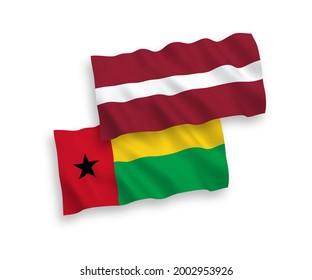 Banderas de ondulación de tela vectorial nacional de Letonia y la República de Guinea-Bissau aisladas de fondo blanco. de 1 a 2.