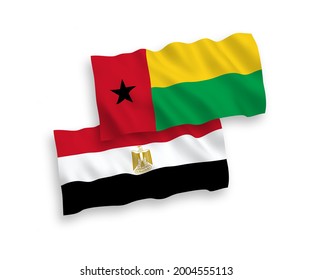 Nationale Vektor-Wellen-Flaggen der Republik Guinea-Bissau und Ägypten einzeln auf weißem Hintergrund. 1 bis 2 %.